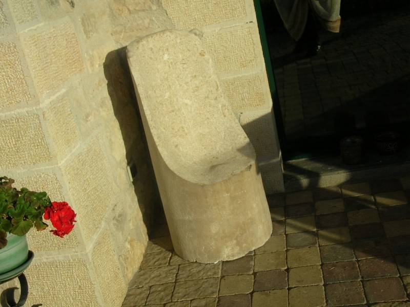 Chaise fauteuil en pierre dure, incluse dans un morceau de colonne, forme du siège très confortable. 2 escargots sculptés en pierre se rejoignent en haut du dossier
