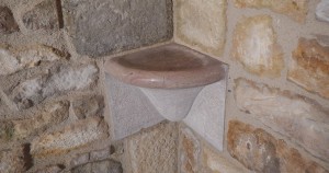 Détail de la tablette de salle de bain en pierre moulurée polie et bouchardée